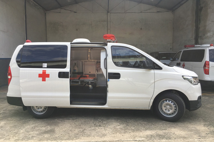 Đuôi xe cứu thương Hyundai Starex máy dầu 2020 và máy xăng nổi bật với cụm đèn hậu cỡ lớn, tăng khả năng chiếu sáng đồng thời giúp các phương tiện khác nhận diện chiếc xe dễ dàng hơn. Cửa hậu thiết kế mở lên trên để lộ phía trong là khoang bệnh nhân rộng rãi. Số lượng người chuyên chở theo thiết kế (bao gồm cả người lái) là 06 người.
