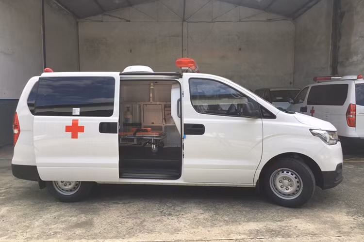 Đuôi xe cứu thương Hyundai Starex máy dầu 2020 và máy xăng nổi bật với cụm đèn hậu cỡ lớn, tăng khả năng chiếu sáng đồng thời giúp các phương tiện khác nhận diện chiếc xe dễ dàng hơn. Cửa hậu thiết kế mở lên trên để lộ phía trong là khoang bệnh nhân rộng rãi. Số lượng người chuyên chở theo thiết kế (bao gồm cả người lái) là 06 người.