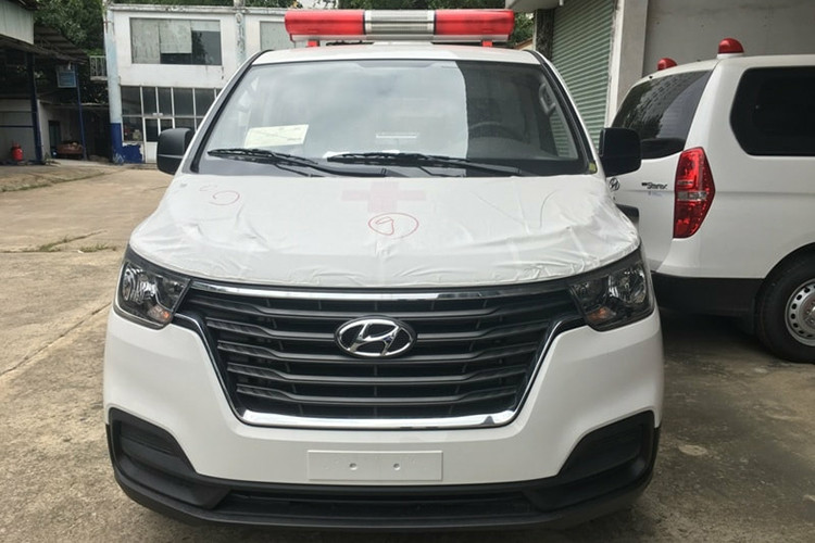 Thân xe ôtô cứu thương Hyundai Starex thiết kế không quá cầu kỳ, thiên về tính tiện dụng nhiều. Hai cửa bên hông được thiết kế dạng trượt sang trọng, tiện lợi cho việc lên xuống xe từ phía bên sườn, cạnh bên của thân xe được dán viền màu đỏ chạy dọc thân xe cùng logo chữ thập nổi bật.