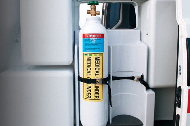 Đèn soi bệnh nhân kiểu thanh trượt cung cấp đủ ánh sáng, hỗ trợ tối đa cho bác sĩ trong quá trình cấp cứu, đèn trần trong khoang bệnh nhân được thiết kế dạng led cùng với quạt thông gió trong khoang bệnh nhân cũng có 2 chức năng hút và đẩy. Vách ngăn kín được thiết kế màu sáng và cửa sổ với khoang bệnh nhân vừa mang lại sự yên tĩnh tối ưu cho bệnh nhân cũng như dễ dàng quan sát của người ở khoang lái phía trước.