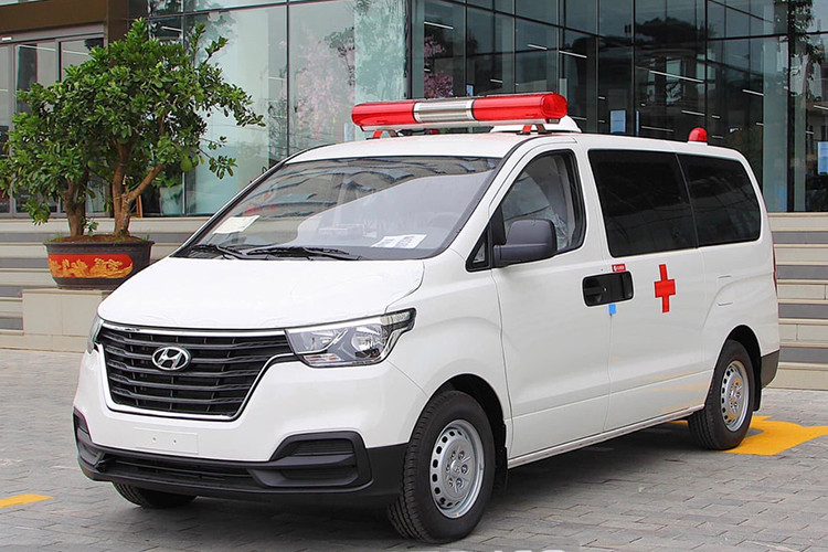 Phiên bản máy dầu sử dụng động cơ D4CB, 4 xy lanh thẳng hàng kết hợp turbo tăng áp có dung tích xy-lanh 2.497cc, tiêu chuẩn Euro IV, công suất cực đại đạt 130 mã lực tại vòng tua động cơ 3800 vòng/phút, đi kèm là hộp số sàn 5 số tới và một số lùi. Giá xe cứu thương Hyundai Starex phiên bản máy xăng là 685 triệu đồng, trong khi bản máy dầu giá 765 triệu đồng.