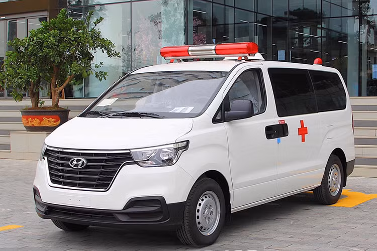 Phiên bản máy dầu sử dụng động cơ D4CB, 4 xy lanh thẳng hàng kết hợp turbo tăng áp có dung tích xy-lanh 2.497cc, tiêu chuẩn Euro IV, công suất cực đại đạt 130 mã lực tại vòng tua động cơ 3800 vòng/phút, đi kèm là hộp số sàn 5 số tới và một số lùi. Giá xe cứu thương Hyundai Starex phiên bản máy xăng là 685 triệu đồng, trong khi bản máy dầu giá 765 triệu đồng.