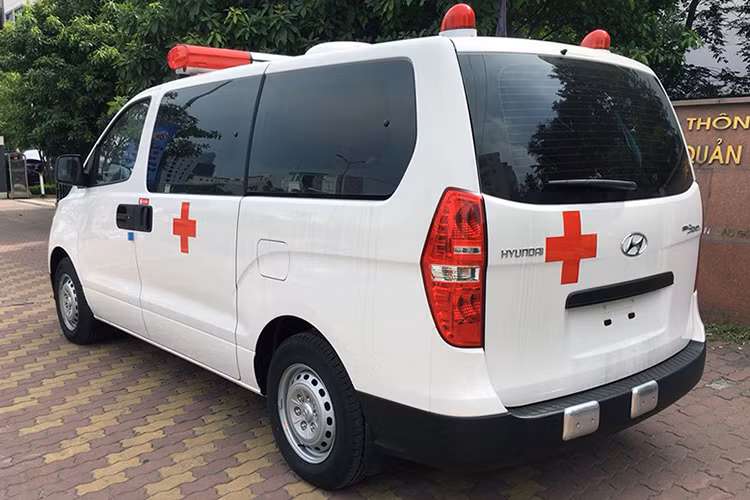 Hyundai Grand Starex được phân phối tại thị trường Việt Nam gồm 2 phiên bản máy xăng và máy dầu. Huyndai Starex cứu thương máy xăng 2020 có dung tích xy-lanh 2.359cc, tiêu chuẩn Euro IV, công suất cực đại đạt 174,5 mã lực tại vòng tua động cơ 6.000 vòng/phút, mô-men xoắn cực đại 227,5 Nm tại vòng tua 4.200 vòng/phút đi kèm là hộp số sàn 5 cấp. 