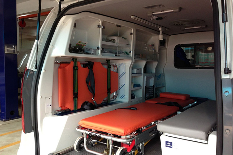Ngoài ra các thiết bị chuyên dụng phục vụ cho công tác cấp cứu bệnh nhân như: giá treo chai dịch truyền, đèn soi bệnh nhân, …giúp cho xe cứu thương, xe cấp cứu Hyundai Starex được đánh giá khá ưu việt cho công việc vận chuyển và cấp cứu người bệnh.