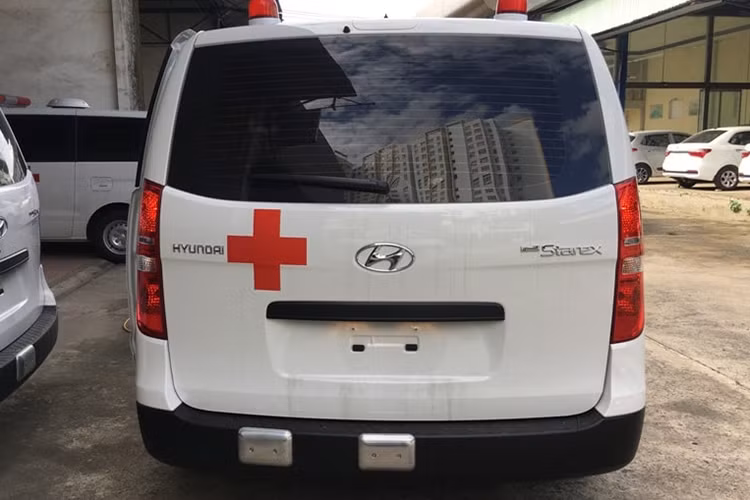 Lazang của xe cứu thương Hyundai Starex là mâm thép có kích thước 215/70R16, cùng với bộ đèn ưu tiên trên nóc xe cũng là những điểm nhấn nổi bật cho chiếc xe. Màu sắc ngoại thất đặc trưng là màu trắng và logo chữ thập màu đỏ là nhận diện tiêu chuẩn cho các dòng xe cứu thương Hyundai.