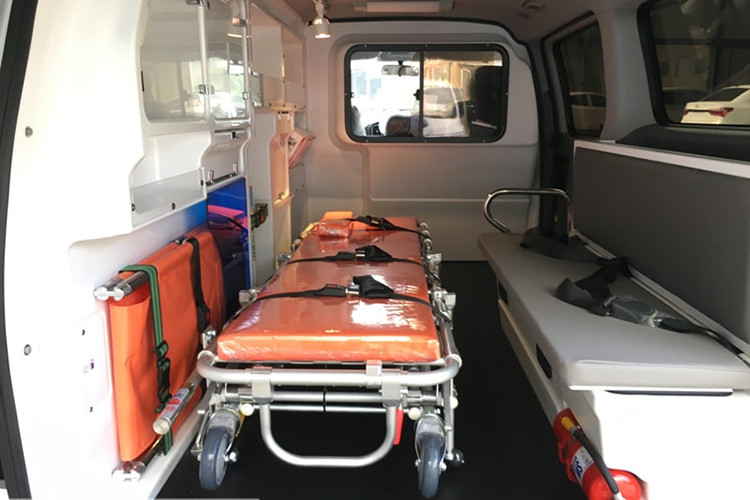 Phía sau khoang bệnh nhân xe cứu thương Hyundai Starex là không gian rộng rãi và sự sắp xếp các thiết bị y tế chuyên dụng một cách khoa học: Chính giữa khoang là cáng chính di động được cố định chặt khi không sử dụng, phía bên cạnh thành xe là các khoang chứa đồ tiện dụng, tủ đựng thuốc rộng rãi.