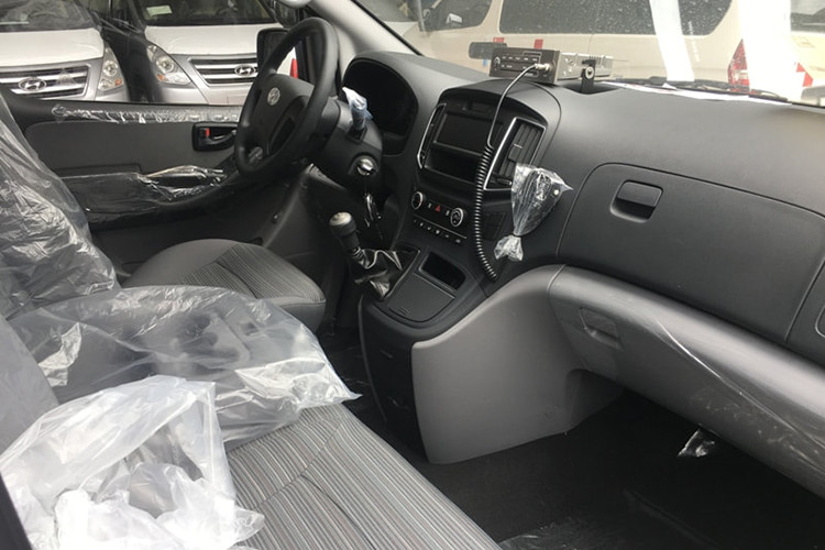 Kích thước tổng thể của Hyundai Starex là 5.150 x 1.920 x 2.135 mm (DxRxC), chiều dài cơ sở ở mức 3.200 mm. Kích thước lý tưởng này cho phép xe dễ dàng xoay chuyển linh hoạt trong những tuyến đường nội đô mà vẫn đảm bảo có không gian nội thất rộng rãi.