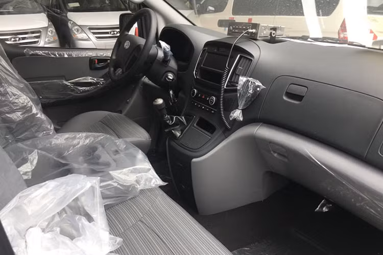 Kích thước tổng thể của Hyundai Starex là 5.150 x 1.920 x 2.135 mm (DxRxC), chiều dài cơ sở ở mức 3.200 mm. Kích thước lý tưởng này cho phép xe dễ dàng xoay chuyển linh hoạt trong những tuyến đường nội đô mà vẫn đảm bảo có không gian nội thất rộng rãi.