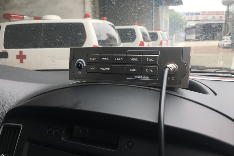 Nội thất khoang lái xe cứu thương Huyndai Starex khá đơn giản: bảng đồng hồ trung tâm hiển thị các thông tin cơ bản như tốc độ, vòng tua, nhiệt độ động cơ, thông số hành trình… Trung tâm không gian khoang lái là bộ Amply chuyên dụng cho dòng xe cứu thương với các chức năng lựa chọn âm báo khác nhau, điều khiển đèn ưu tiên, Micro, quạt hút gió.