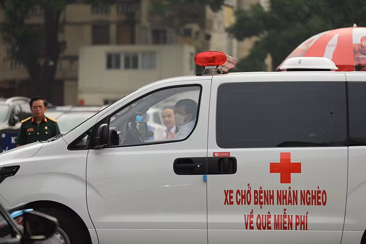Phía dưới phần đầu Hyundai Starex của ông Đoàn Ngọc Hải là cặp đèn sương mù cỡ lớn đảm bảo khả năng chiếu sáng khi di chuyển trong thời tiết không thuận lợi. Trên nắp Capo là nhận diện logo chữ thập màu đỏ nổi bật của các xe cứu thương Hyundai.