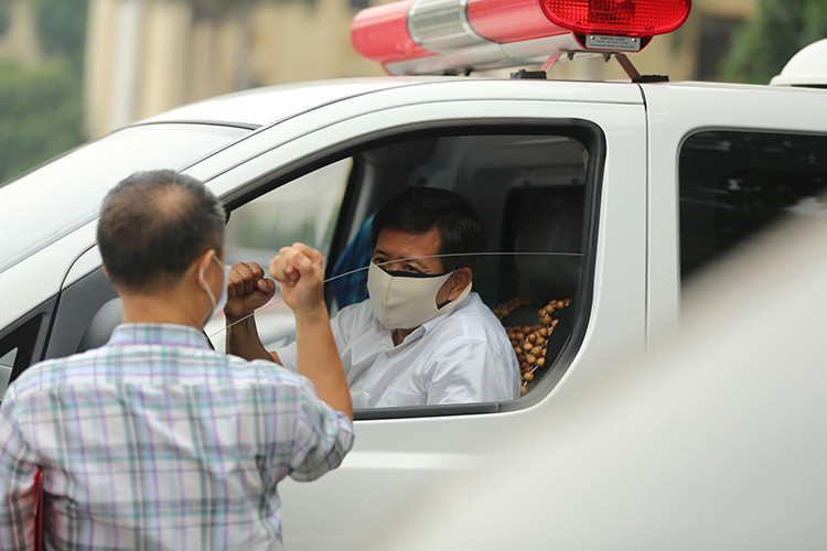 Phần đầu xe cứu thương Hyundai Starex đời mới khá đơn giản, nổi bật là lưới tản nhiệt với 2 thanh ngang lớn và chính giữa là logo Hyundai mạ Crome sang trọng. Cụm đèn pha vuốt ngược về phía sau tạo cảm giác liền mạch và cho khả năng chiếu sáng tốt hơn.