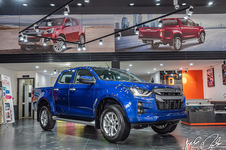 Lột xác toàn diện về thiết kế, động cơ nhưng kết quả kinh doanh của Isuzu D-Max tại Việt Nam vẫn không khác những năm trước đây. Được hãng xe Nhật gửi gắm nhiều kỳ vọng, tuy nhiên Isuzu D-Max vẫn không đủ sức hấp dẫn khách hàng và cạnh tranh cùng các đối thủ trong phân khúc xe bán tải. Tháng 10/2021, doanh số bán mẫu bán tải này đạt 38 xe, qua đó tiếp tục trở thành xe bán tải bán chậm nhất thị trường Việt Nam.