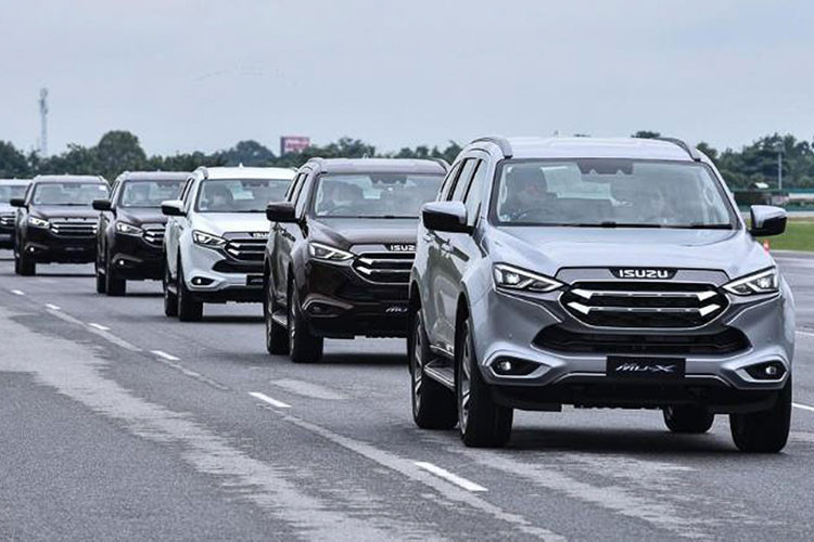 So với tháng trước, doanh số Isuzu mu-X tăng 16 xe trong tháng 10, tuy nhiên kết quả này vẫn chưa đủ giúp mẫu SUV 7 chỗ này thoát khỏi Top 10 ôtô bán ít nhất thị trường Việt Nam. Được đánh giá cao về độ bền bỉ, nhưng kiểu dáng cục mịch, nghèo nàn trang bị tính năng... là lý do khiến mẫu SUV 7 chỗ này không thể cạnh tranh sòng phẳng với các đối thủ cùng phân khúc.