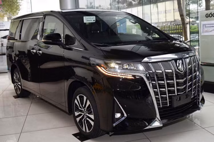 So với giai đoạn đầu năm, doanh số Toyota Alphard tại Việt Nam trong tháng 10 vừa qua đã được cải thiện đáng kể. Trong tháng 10/2021 đã có 30 chiếc Toyota Alphard đến tay khách hàng Việt. Với mức giá gần 4,3 tỉ đồng, thành tích này của Alphard đáng khích lệ, tuy nhiên vẫn chưa đủ để giúp mẫu xe này thoát khỏi top xe ế nhất thị trường Việt Nam.