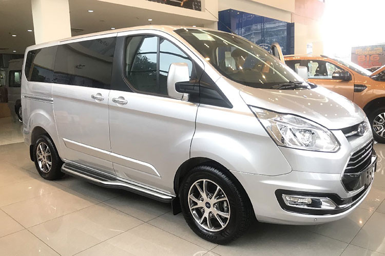 Những lô xe Ford Tourneo đang được đại lý chính hãng bán xả hàng trước khi hãng xe Mỹ chính thức ngừng phân phối. Tuy nhiên, ngay cả khi được đại lý giảm giá cả trăm triệu đồng, Ford Tourneo vẫn bán khá chậm. Chỉ có 28 chiếc Ford Tourneo đến tay khách Việt trong tháng 10/2021.