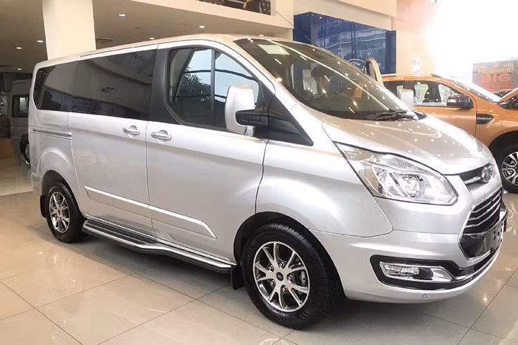 Những lô xe Ford Tourneo đang được đại lý chính hãng bán xả hàng trước khi hãng xe Mỹ chính thức ngừng phân phối. Tuy nhiên, ngay cả khi được đại lý giảm giá cả trăm triệu đồng, Ford Tourneo vẫn bán khá chậm. Chỉ có 28 chiếc Ford Tourneo đến tay khách Việt trong tháng 10/2021.