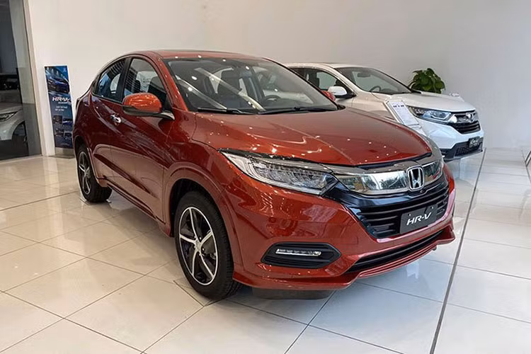Được nhiều đại lý Honda áp dụng ưu đãi, giảm giá hàng chục triệu đồng nhưng doanh số bán Honda HR-V chỉ đạt 53 xe. Thiết kế thời trang, nhiều tính năng công nghệ nhưng giá bán cao hơn các đối thủ cùng phân khúc chính là lý do khiến HR-V không thể cạnh tranh về doanh số.