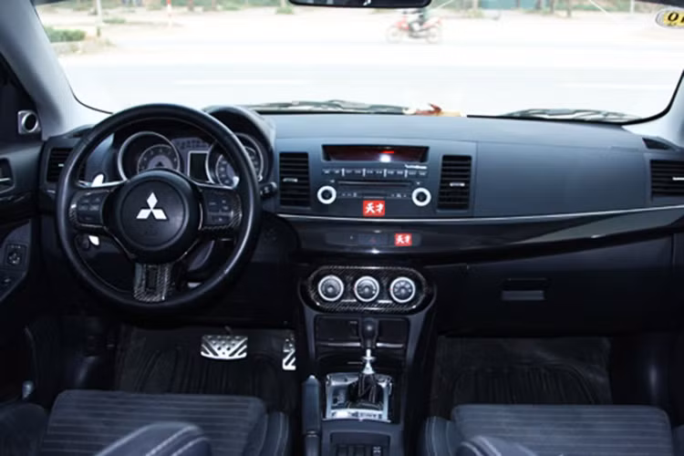 Xe có nội thất khá đơn giản, gồm hệ thống âm thanh Rockford-Fosgate 650 Watt, 6 loa và một subwoofer trong cốp sau, nghe nhạc CD/MP3/WMA... cùng một số chi tiết độ các bon. 