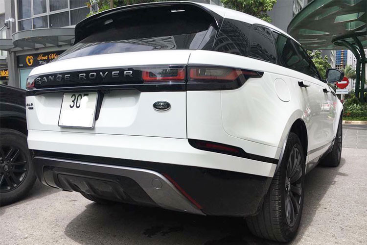 Tất cả đều kết hợp với hộp số tự động 8 cấp và dẫn động 4 bánh. Xe vẫn có công nghệ kiểm soát địa hình Terrain Response quen thuộc. Mức giá bán lẻ của Range Rover Velar tại thị trường Việt Nam được bán ra từ 4,895 tỉ đồng với bản Base SE và 5,095 tỉ đồng với bản R-Dynamic.