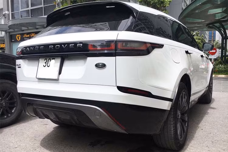 Tất cả đều kết hợp với hộp số tự động 8 cấp và dẫn động 4 bánh. Xe vẫn có công nghệ kiểm soát địa hình Terrain Response quen thuộc. Mức giá bán lẻ của Range Rover Velar tại thị trường Việt Nam được bán ra từ 4,895 tỉ đồng với bản Base SE và 5,095 tỉ đồng với bản R-Dynamic.