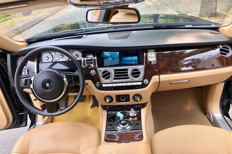 Nội thất của xe nổi bật nhờ thiết kế với những chất liệu sang trọng và những tính năng hiện đại được đi kèm. Có thể kể đến hệ thống đèn mờ trang nhã, tay nắm cửa mạ sáng, lỗ thông hơi hình nhãn cầu, hệ thống âm thanh hàng đầu 600W được truyền tải qua bộ âm ly 10 kênh và 16 loa trong đó có hai loa trầm đặt trên sàn...