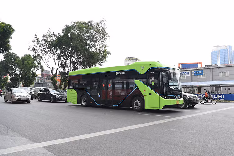 Theo đại diện VinBus, các tuyến xe điện VinBus này chỉ chạy thử nên chưa đón khách mà mục đích là làm quen và thử các điều kiện trên tuyến để chuẩn bị đi vào vận hành chính thức, kết nối với mạng lưới vận tải hành khách công cộng của thành phố khi được sự cho phép từ cơ quan chức năng. 