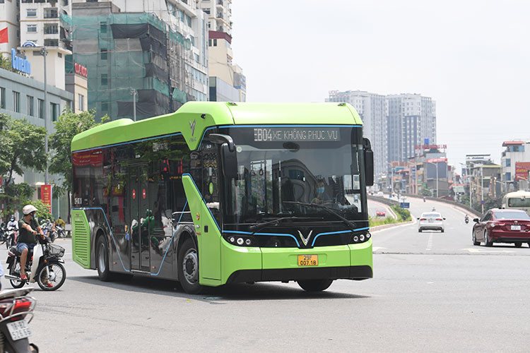 Là xe buýt điện thông minh, VinBus mang đến trải nghiệm tiện nghi và an toàn vượt trội cho hành khách. Xe có hệ thống tự động kiểm soát hành vi của người lái, cảnh báo những nguy cơ gây mất an toàn; chế độ tự động hạ thấp thân xe khi lên xuống phù hợp với người già, trẻ em, người khuyết tật, phụ nữ mang thai...