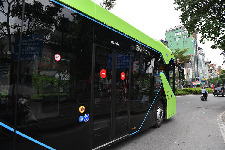 Tuyến 3: Công viên nước hồ Tây - Vinhomes Smart City: Công viên nước hồ Tây - Lạc Long Quân - Âu Cơ - Nghi Tàm - Thanh Niên - Hùng Vương - Phan Đình Phùng - Hoàng Diệu - Trần Phú - Chu Văn An - Tôn Đức Thắng - Nguyễn Lương Bằng - Tây Sơn - Nguyễn Trãi - Khuất Duy Tiến - Đại lộ Thăng Long - Khu đô thị Smart City.