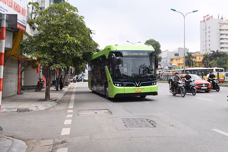 Thực hiện chủ trương phát triển vận tải hành khách công cộng của Thủ đô, Tập đoàn Vingroup - Công ty cổ phần VinBus đã đăng ký vận hành 10 tuyến buýt mới bằng xe điện và cam kết đầu tư 150-200 xe điện cao cấp với hệ thống công nghệ tiên tiến, hiện đại.