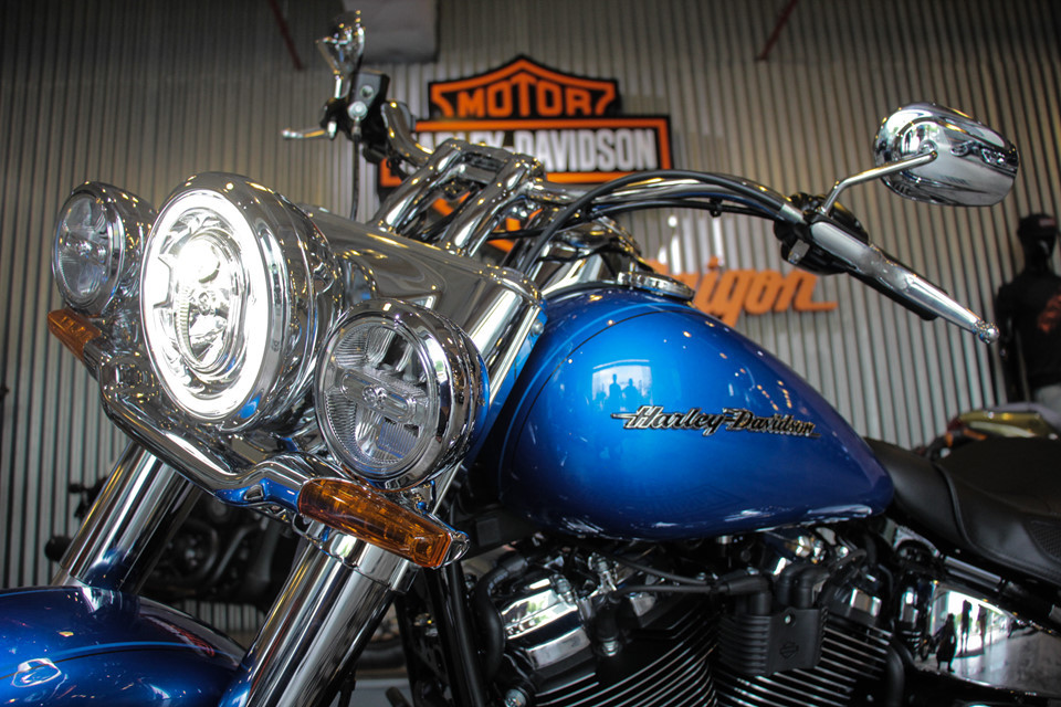 Xe sở hữu phong cách đậm nét cổ điển, nhiều chi tiết làm bằng thép không gỉ mạ chrome sáng bóng. Điều này làm tăng thêm sự sang trọng và bóng bẩy cho chiếc xe vốn có vẻ ngoài hầm hố và to lớn như Deluxe. Xe được trang bị hệ thống đèn LED có tên gọi là Daymaker, cung cấp ánh sáng tốt hơn. Đặc biệt, cụm đèn xi-nhan thông minh trên Softail Deluxe 2018 có khả năng tự ngắt khi xe ra hết cua.