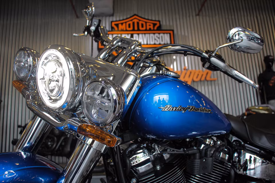 Xe sở hữu phong cách đậm nét cổ điển, nhiều chi tiết làm bằng thép không gỉ mạ chrome sáng bóng. Điều này làm tăng thêm sự sang trọng và bóng bẩy cho chiếc xe vốn có vẻ ngoài hầm hố và to lớn như Deluxe. Xe được trang bị hệ thống đèn LED có tên gọi là Daymaker, cung cấp ánh sáng tốt hơn. Đặc biệt, cụm đèn xi-nhan thông minh trên Softail Deluxe 2018 có khả năng tự ngắt khi xe ra hết cua.