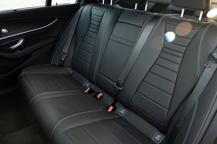 Về khả năng vận hành, phiên bản E 300 AMG sử dụng thế hệ động cơ M264: cỗ máy I4 2.0 lít tăng áp sản sinh 258 mã lực và sức kéo 370 Nm, giúp xe tăng tốc 0 -100 km/h chỉ trong 6,2 giây, đi kèm hộp số 9 cấp 9G-TRONIC. Phiên bản E 300 AMG với hệ thống treo hạ thấp 15mm đẩy những trải nghiệm thể thao “Sport” hay “Sport+” lên giới hạn cao hơn.