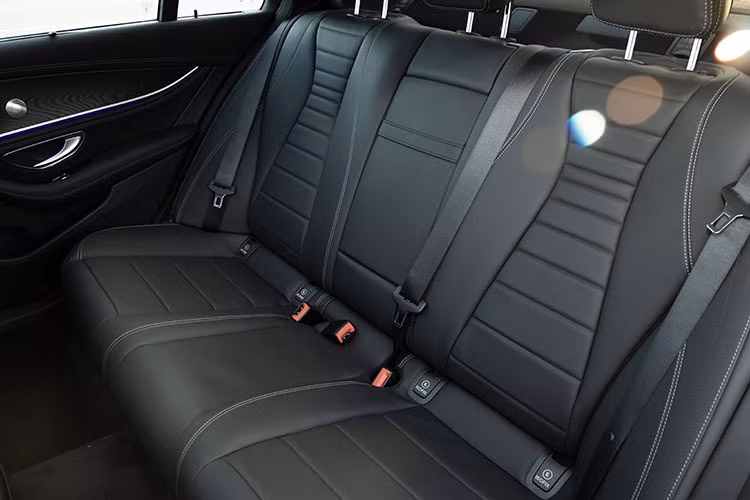 Về khả năng vận hành, phiên bản E 300 AMG sử dụng thế hệ động cơ M264: cỗ máy I4 2.0 lít tăng áp sản sinh 258 mã lực và sức kéo 370 Nm, giúp xe tăng tốc 0 -100 km/h chỉ trong 6,2 giây, đi kèm hộp số 9 cấp 9G-TRONIC. Phiên bản E 300 AMG với hệ thống treo hạ thấp 15mm đẩy những trải nghiệm thể thao “Sport” hay “Sport+” lên giới hạn cao hơn.