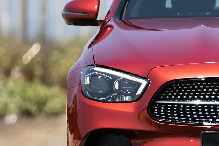 Phiên bản E 300 AMG sở hữu gói ngoại thất AMG, lưới tản nhiệt kim cương và bộ mâm 10 chấu kép 19 inch thiết kế thể thao tốc độ. Trong khi đó, phiên bản E 200 Exclusive sử dụng bộ mâm 18 inch đa chấu. 