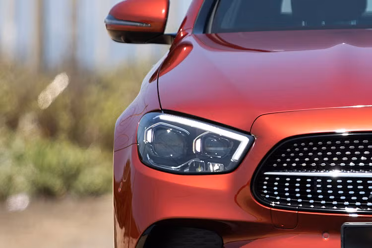 Phiên bản E 300 AMG sở hữu gói ngoại thất AMG, lưới tản nhiệt kim cương và bộ mâm 10 chấu kép 19 inch thiết kế thể thao tốc độ. Trong khi đó, phiên bản E 200 Exclusive sử dụng bộ mâm 18 inch đa chấu. 