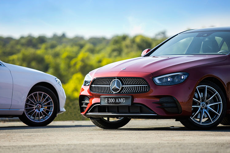 Với đường dập nổi buông dần từ cụm đèn trước và đường định hình dốc lên giữa hai bánh xe, Mercedes-Benz E-Class thế hệ mới tạo ra cảm giác chiếc xe đang tiến về phía trước.