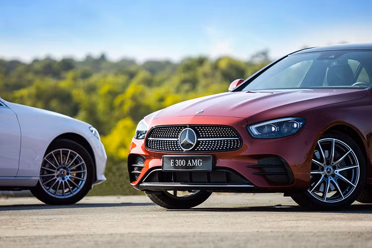 Với đường dập nổi buông dần từ cụm đèn trước và đường định hình dốc lên giữa hai bánh xe, Mercedes-Benz E-Class thế hệ mới tạo ra cảm giác chiếc xe đang tiến về phía trước.