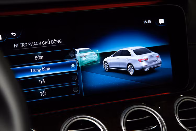 Tính năng Ga tự động (Cruise Control), Giới hạn tốc độ (Speed Limit) nay cũng được tích hợp lên tay lái, thân thiện hơn với người dùng. Tất cả phiên bản E-Class nâng cấp được hỗ trợ kết nối Apple CarPlay/Android Auto.