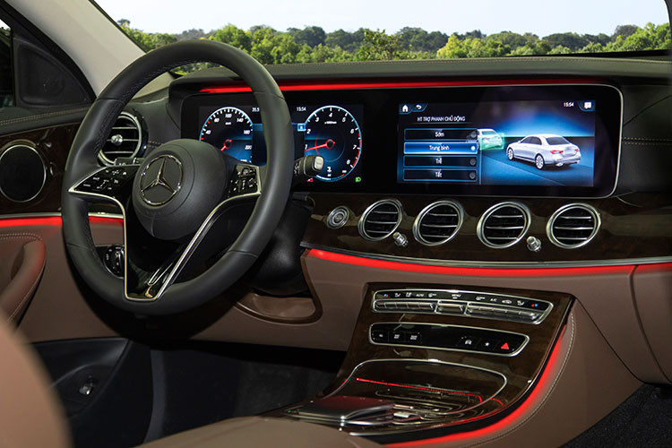 Bảng đồng hồ kỹ thuật số hiển thị chất lượng cao của xe có kích thước 12,3 inch. Thiết kế này giúp bảng điều khiển trung tâm tinh gọn và hiện đại hơn, đồng thời mang lại cảm giác mở rộng về 2 bên cho hành khách. Người lái có thể lựa chọn 4 chủ đề hiển thị khác nhau cho bảng đồng hồ kỹ thuật số, bao gồm ‘Cấp tiến, ‘Thể thao’, ‘Hiện đại cổ điển’ và “Tối giản”.