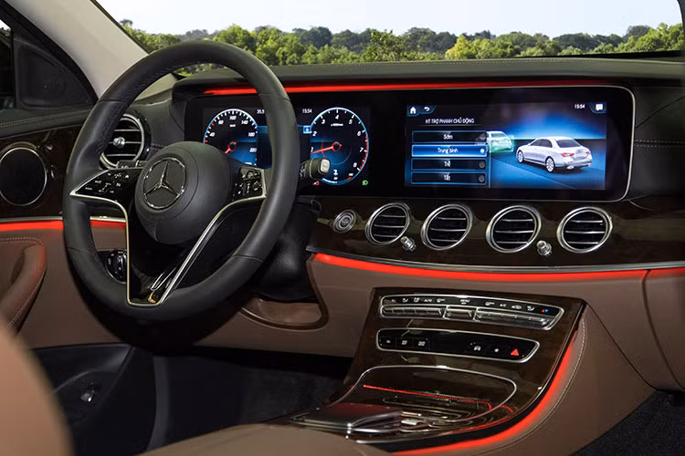 Bảng đồng hồ kỹ thuật số hiển thị chất lượng cao của xe có kích thước 12,3 inch. Thiết kế này giúp bảng điều khiển trung tâm tinh gọn và hiện đại hơn, đồng thời mang lại cảm giác mở rộng về 2 bên cho hành khách. Người lái có thể lựa chọn 4 chủ đề hiển thị khác nhau cho bảng đồng hồ kỹ thuật số, bao gồm ‘Cấp tiến, ‘Thể thao’, ‘Hiện đại cổ điển’ và “Tối giản”.