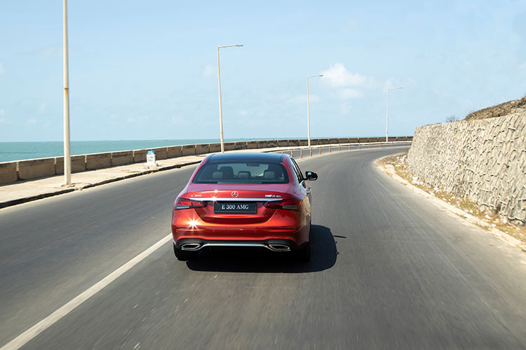 Đáng chú ý, xe E-Class tại thị trường Việt Nam được trang bị Hệ thống hỗ trợ phanh chủ động Active Brake Assist. Hệ thống sẽ tự động phanh một phần nhằm giảm thiểu khả năng va chạm hoặc hạn chế thiệt hại nếu va chạm xảy ra. Active Brake Assist còn có khả năng phát hiện và phanh đối với các phương tiện đứng im và cả người đi bộ sang đường ở tốc độ thấp.