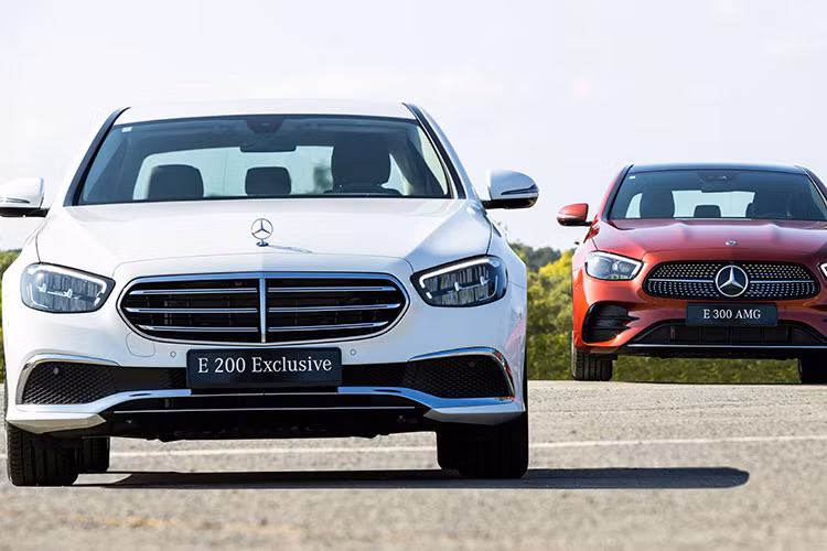 Xe vẫn sở hữu nắp ca-pô kéo dài, khoang hành khách đẩy về phía sau cùng thiết kế vòm cửa dạng coupé, nhưng thiết kế chi tiết phía trước và phía sau trở nên sắc sảo, góc cạnh hơn. Cụm đèn trước trở nên thon gọn hơn, rộng ngang với các cấu thành bên trong sắp lại tinh gọn.