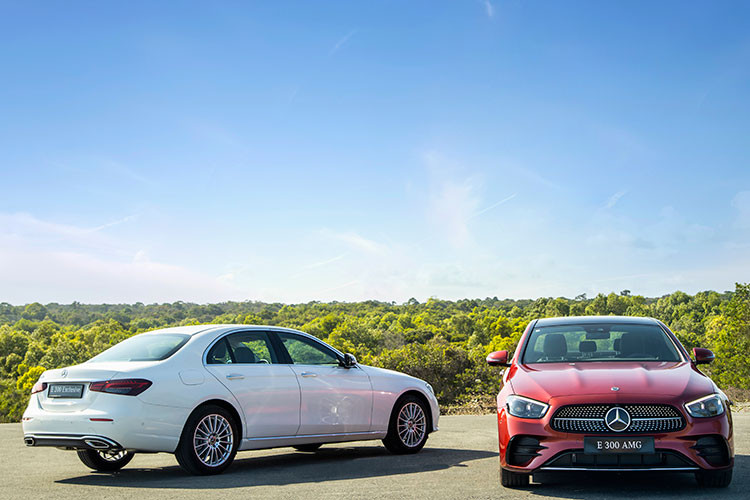 Đuôi xe trở nên phá cách hơn với cụm đèn hậu sắc lẹm, vắt chéo từ thân xe lên thanh nẹp cốp. Cụm đèn hậu được thiết kế để “tỏa sáng” như những viên pha lê xếp lớp dựa vào nhau với thiết kế phản quang đặc biệt.