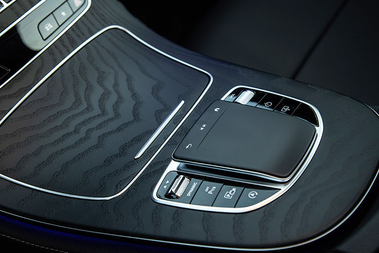 Trong khi đó, E 200 Exclusive dùng động cơ I4 2.0L, công suất tối đa 197 mã lực, mô-men xoắn cực đại 320 Nm. Xe có khả năng tăng tốc từ 0-100km/h trong 7,4 giây.