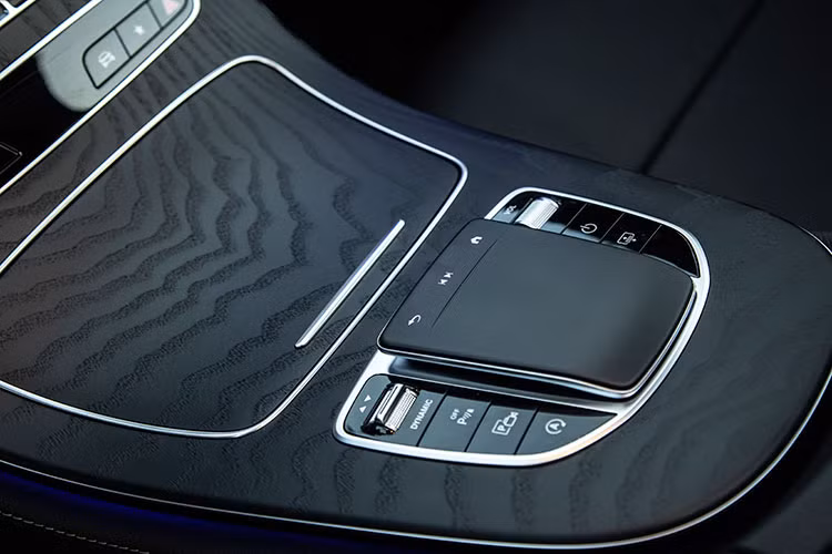 Trong khi đó, E 200 Exclusive dùng động cơ I4 2.0L, công suất tối đa 197 mã lực, mô-men xoắn cực đại 320 Nm. Xe có khả năng tăng tốc từ 0-100km/h trong 7,4 giây.