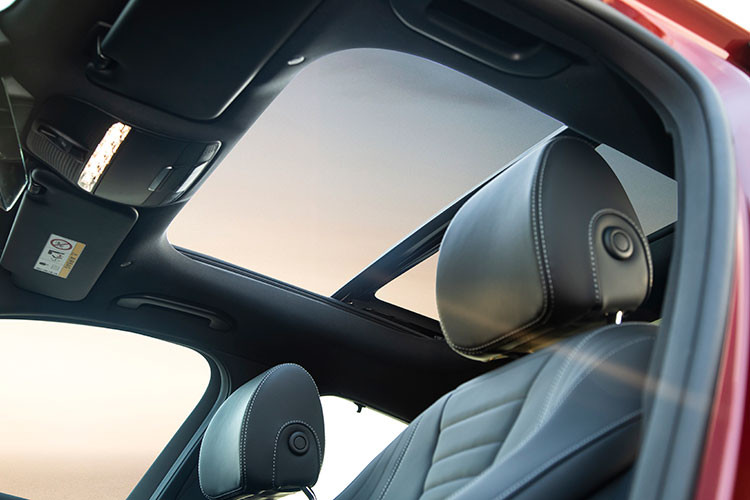 Bên cạnh “phần cứng” được xử lý tỉ mỉ, E-Class nâng cấp là sản phẩm tiếp theo của Mercedes-Benz sở hữu giao diện thông tin giải trí MBUX. Người lái có thể điều khiển MBUX thông qua 4 hình thức khác nhau, bao gồm màn hình cảm ứng 12,3 inch, điều khiển bằng giọng nói, nút điều khiển cảm ứng trên tay lái hoặc bàn điều khiển touchpad.