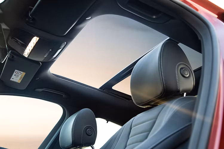 Bên cạnh “phần cứng” được xử lý tỉ mỉ, E-Class nâng cấp là sản phẩm tiếp theo của Mercedes-Benz sở hữu giao diện thông tin giải trí MBUX. Người lái có thể điều khiển MBUX thông qua 4 hình thức khác nhau, bao gồm màn hình cảm ứng 12,3 inch, điều khiển bằng giọng nói, nút điều khiển cảm ứng trên tay lái hoặc bàn điều khiển touchpad.