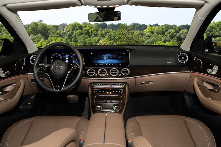 Khoang nội thất của E-Class nâng cấp hướng đến một không gian mở nhờ việc bố trí thông minh các cụm điều khiển và sử dụng các vật liệu cao cấp như da, gỗ, hợp kim nhôm. Phiên bản E 300 AMG sở hữu nội thất bọc da Nappa cùng ốp gỗ open pore màu đen, còn phiên bản E 200 được bọc da cao cấp và ốp gỗ màu nâu bóng. 