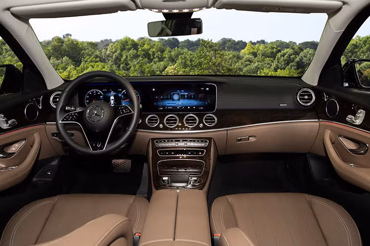 Khoang nội thất của E-Class nâng cấp hướng đến một không gian mở nhờ việc bố trí thông minh các cụm điều khiển và sử dụng các vật liệu cao cấp như da, gỗ, hợp kim nhôm. Phiên bản E 300 AMG sở hữu nội thất bọc da Nappa cùng ốp gỗ open pore màu đen, còn phiên bản E 200 được bọc da cao cấp và ốp gỗ màu nâu bóng. 