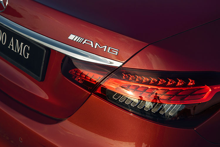 E 300 AMG vẫn được trang bị cụm đèn trước với công nghệ MULTI-BEAM LED. Mỗi cụm đèn bao gồm 84 bóng đèn LED hiệu suất cao hoạt động độc lập, tự động điều chỉnh thích ứng theo điều kiện giao thông và thời tiết. Từng bóng đèn LED được kiểm soát độc lập nhằm tạo ra luồng sáng chính xác hơn, hiệu quả hơn mà không gây chóa cho các phương tiện đi ngược chiều.